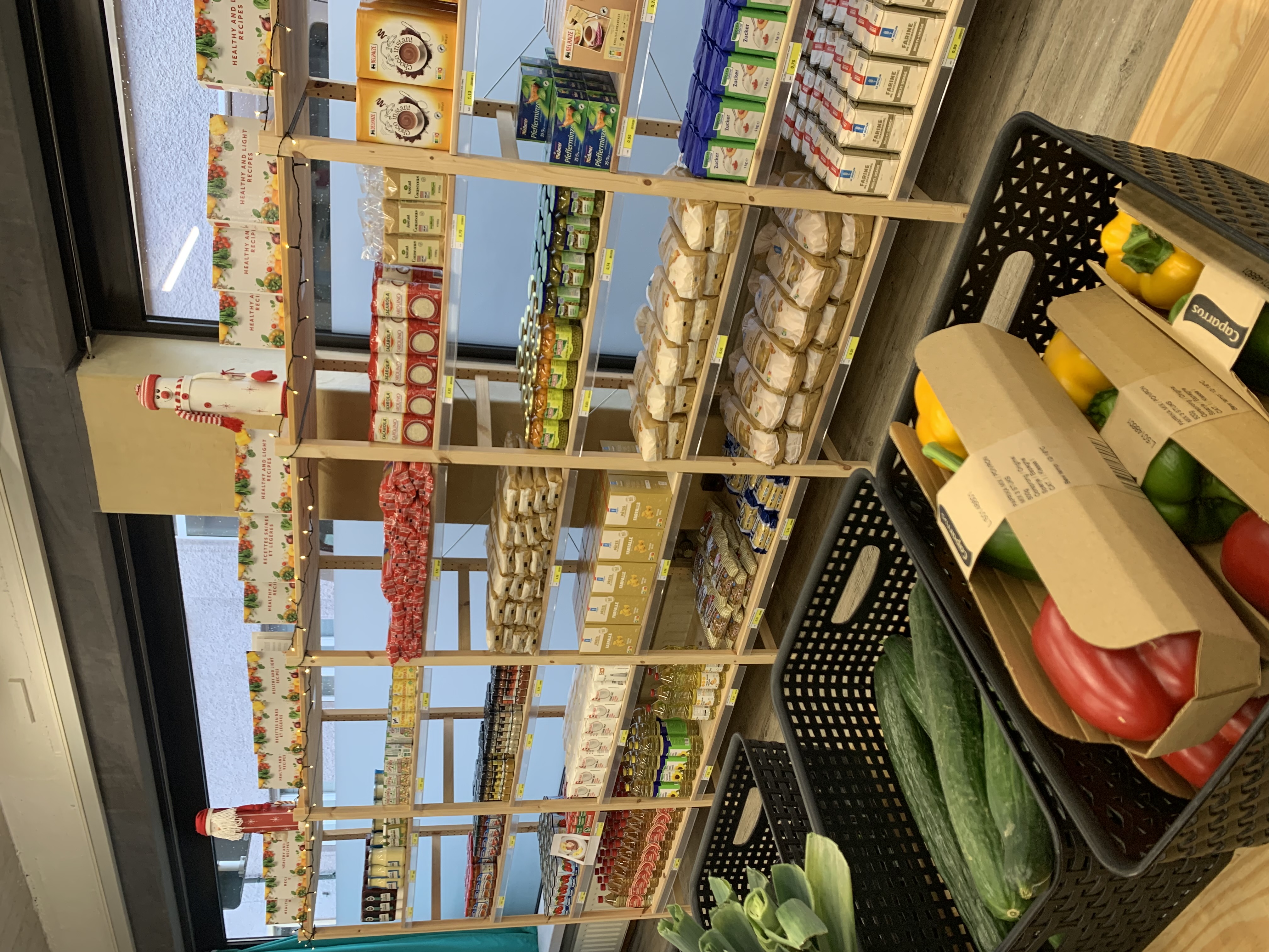 étagères épicerie sociale