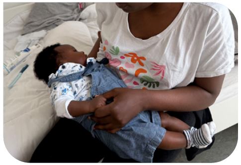 Maman est son bébé dans les bras