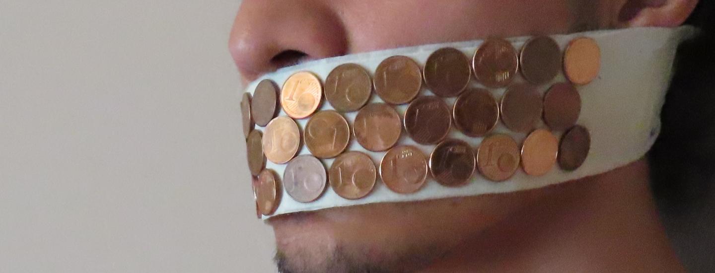 Homme avec scotch sur la bouche