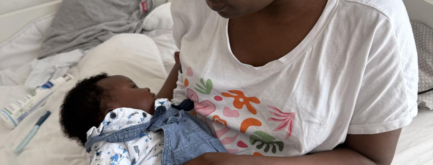 maman avec son bébé dans les bras