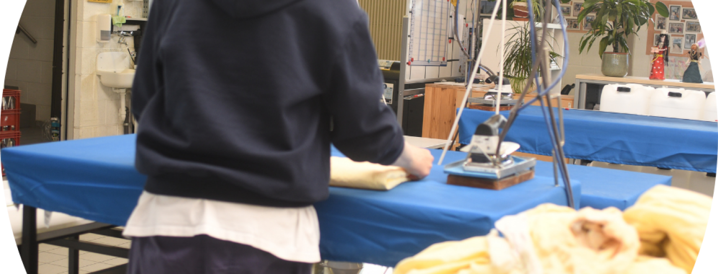 Personne occupée à l'Atelier thérapeutique d'Ehlerange 