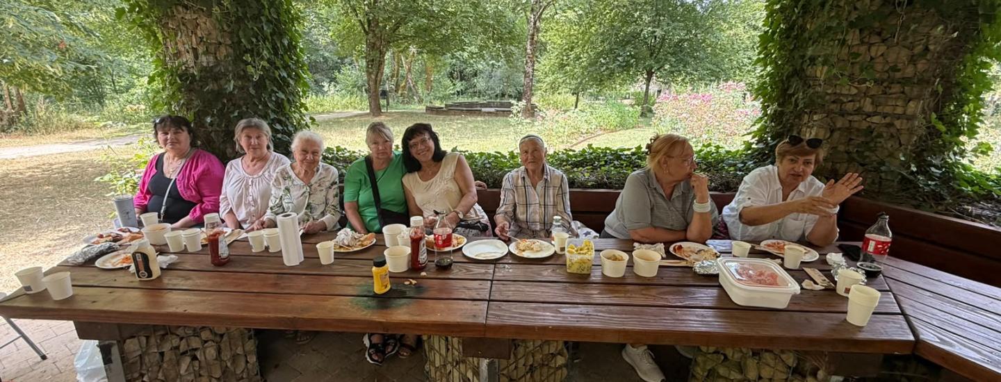 groupe de personnes à un barbecue