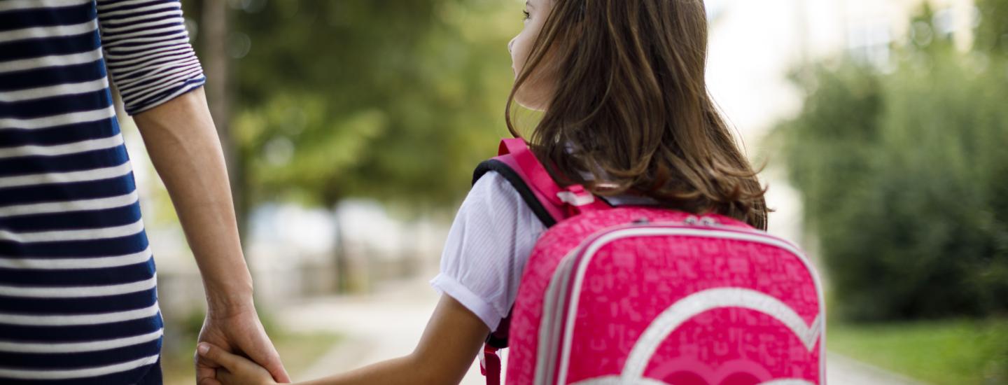 Fille de dos avec un cartable rose