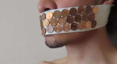 Homme avec scotch sur la bouche
