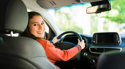 Fille au volant