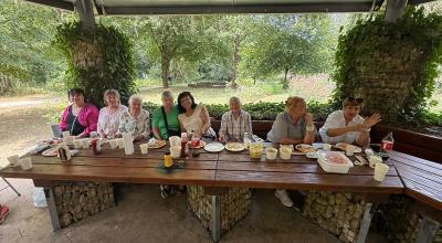 groupe de personnes à un barbecue