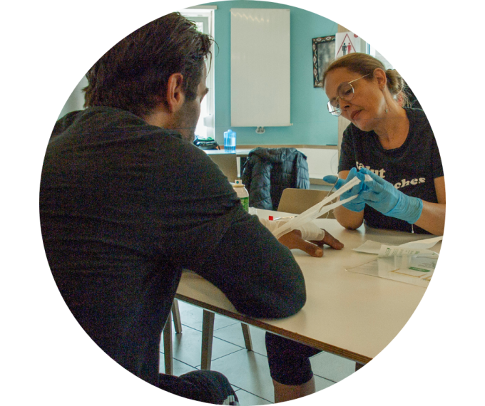 Santé communautaire - Infirmière en train de soigner une plaie