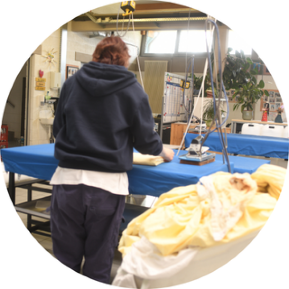 Personne occupée à l'Atelier thérapeutique d'Ehlerange 