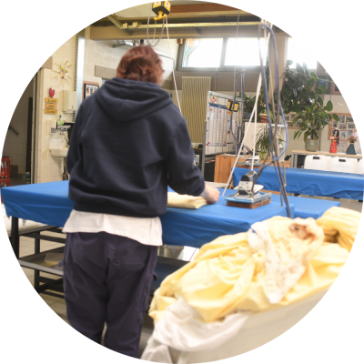 Personne occupée à l'Atelier thérapeutique d'Ehlerange 
